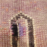 Alte Vintage Teppiche haben vereinzelt Aufbereitungen. Das ist der Charme eines Vintage Teppichs mit Geschichte.